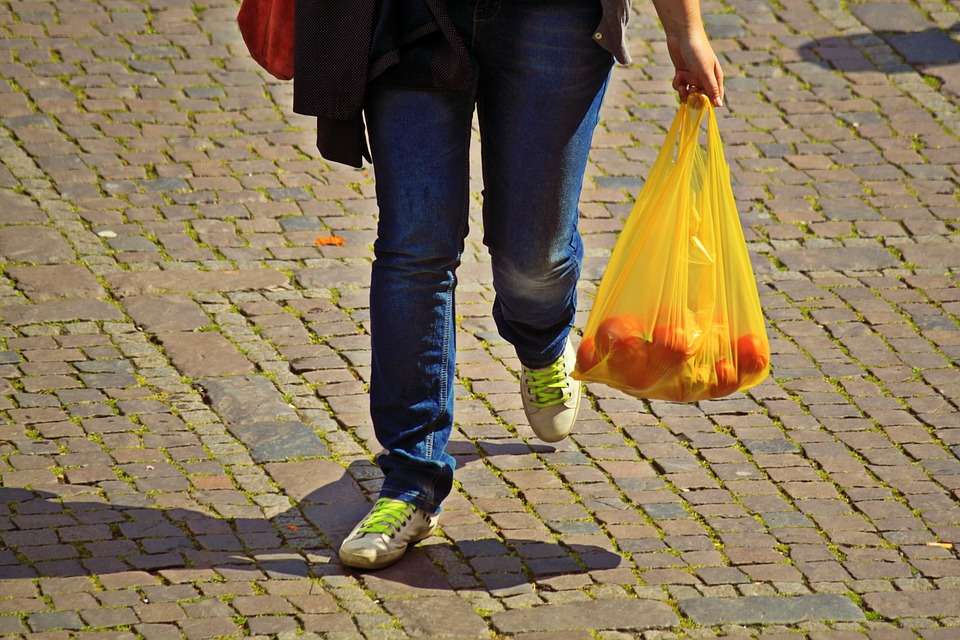 A partir del 1 de julio los comerciantes deberán cobrar las bolsas de plástico a sus clientes